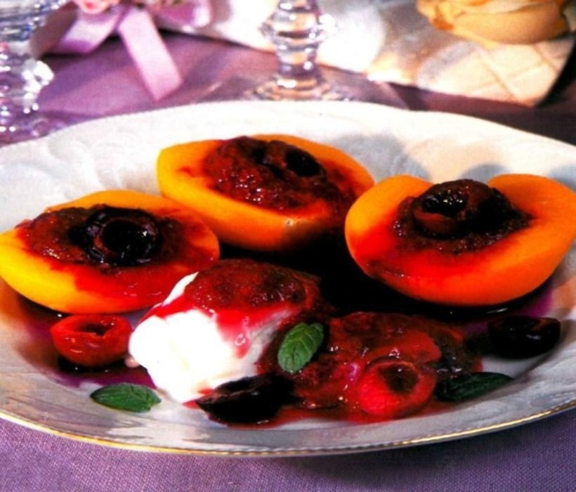 دسر هلو با سس گیلاس